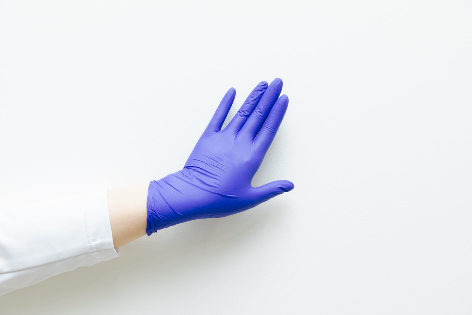 開業時から使っている青いグローブは、血液や口紅がついたとき患者さんに「申し訳ない」と思わせないための配慮。
