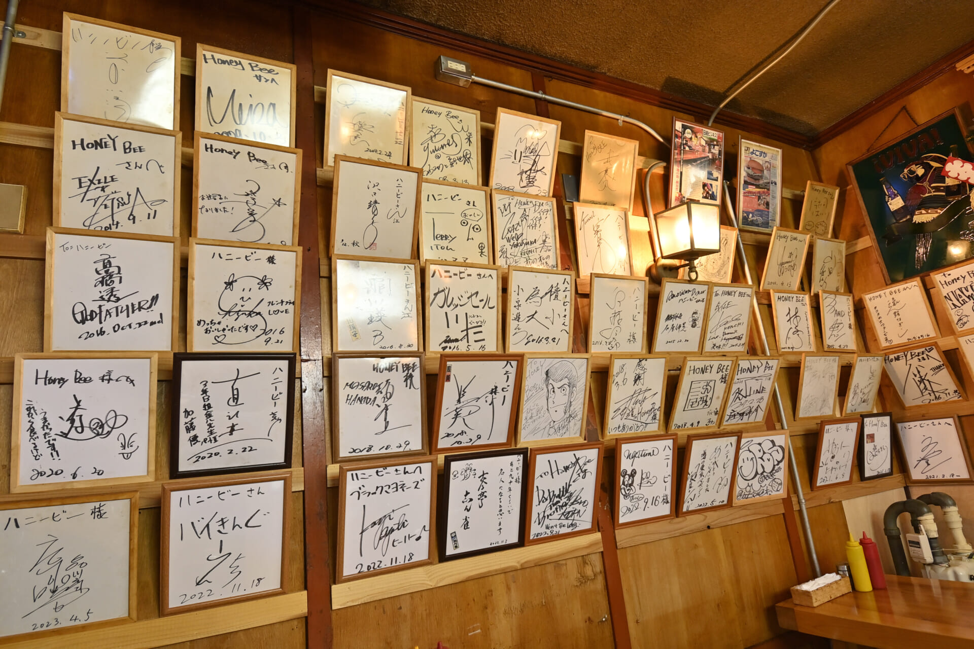 1階奥には、店を訪れた有名人の色紙がいっぱい。