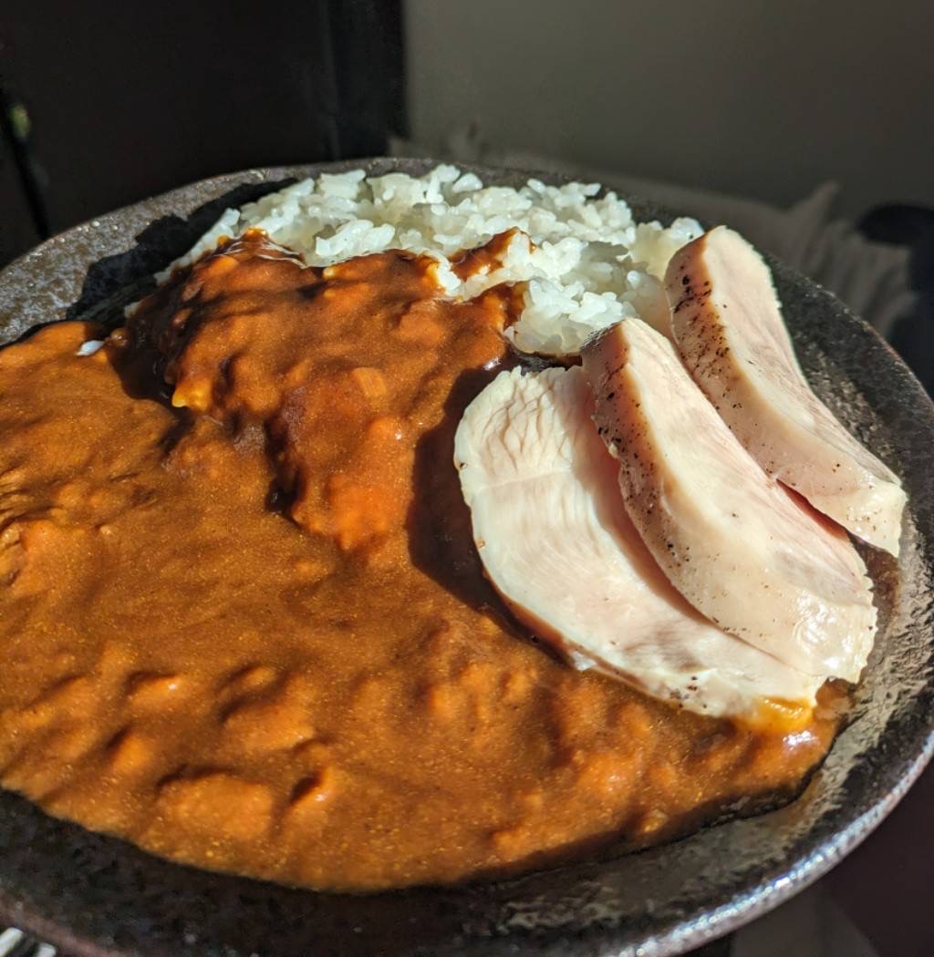 手作りの鶏ハムを添えたチキンカレー