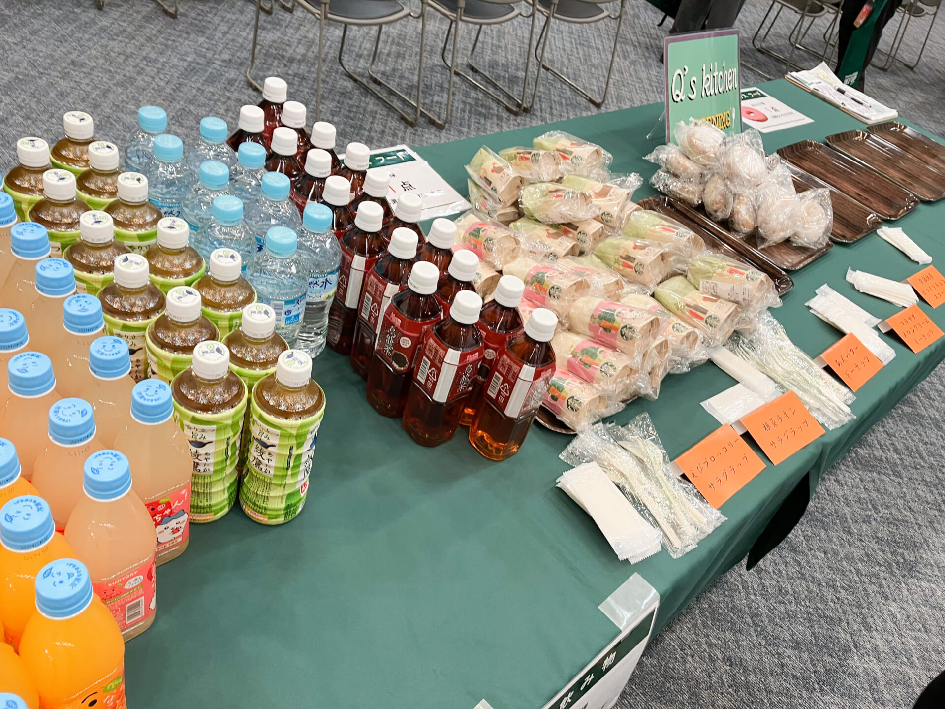 軽食とお菓子のほか、お茶や水、ジュースなどの飲み物が並ぶ