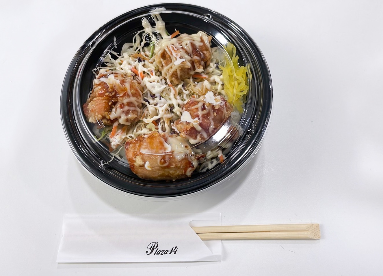 テイクアウト用の「唐揚げ丼」550円(税込み)