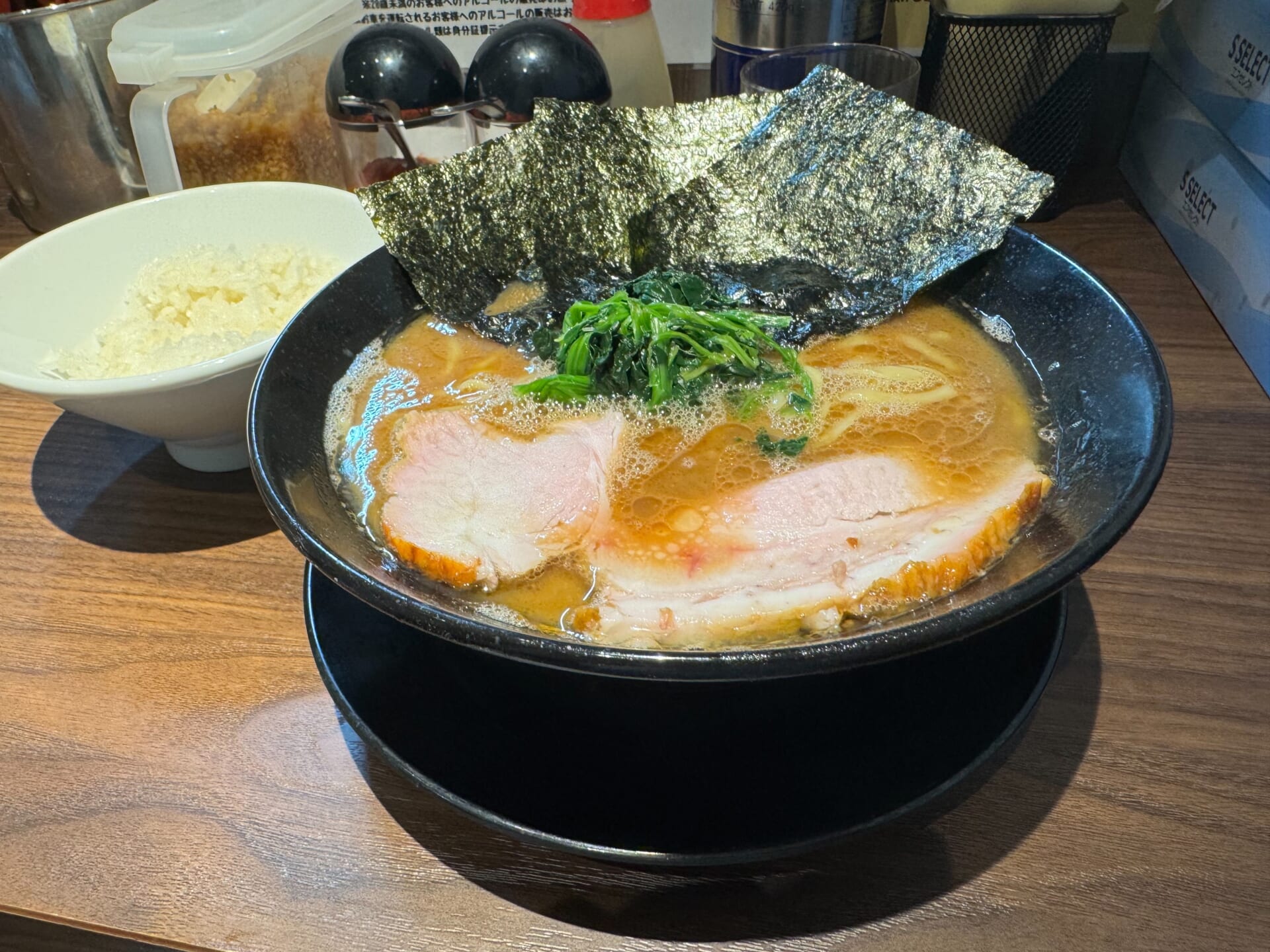 いつも大盛で、麺硬め、味濃いめ、油多めにするのがこだわり!