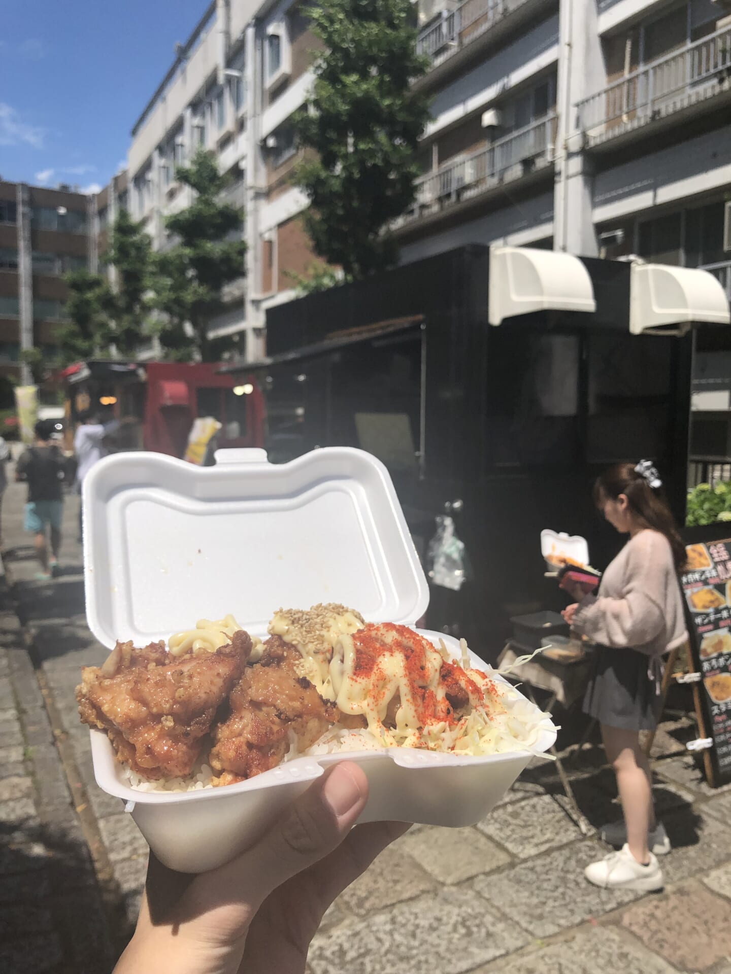ボリューム満点の「メガザンギ丼」750円(税込み)