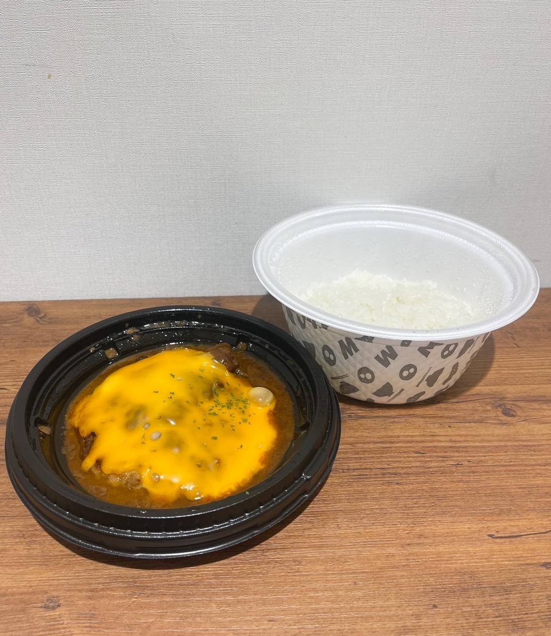 「たっぷりチーズブラウンハンバーグ弁当」550円(税込み)