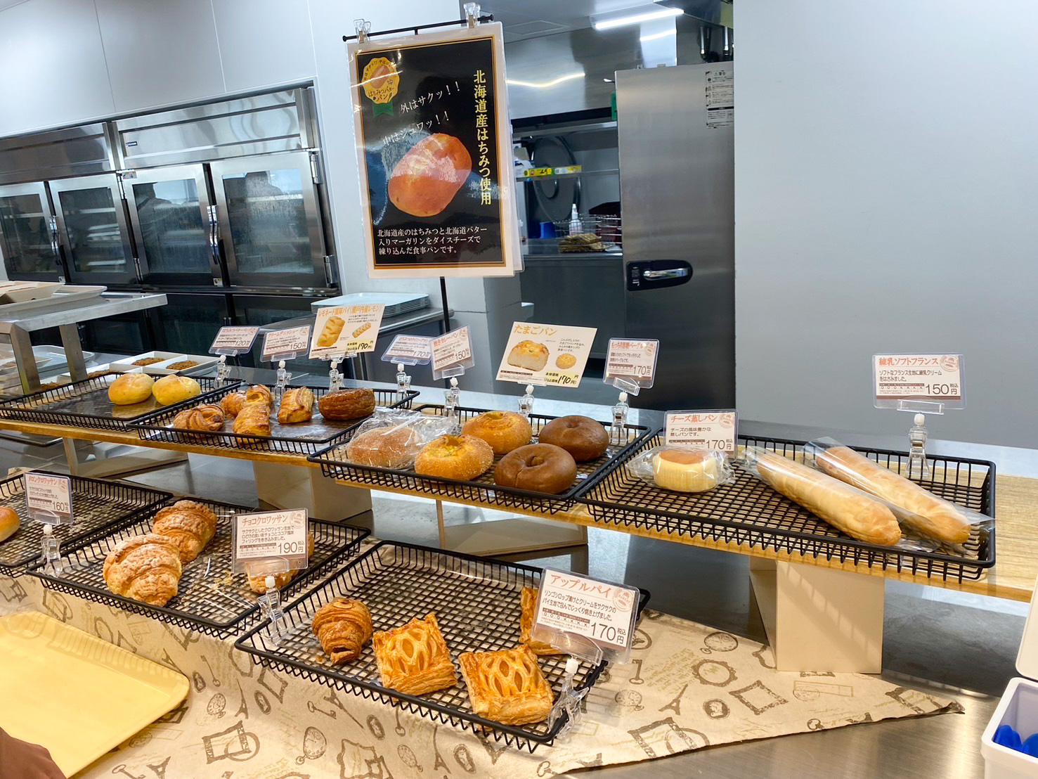 パンは日によるが、だいたい120~170円くらい