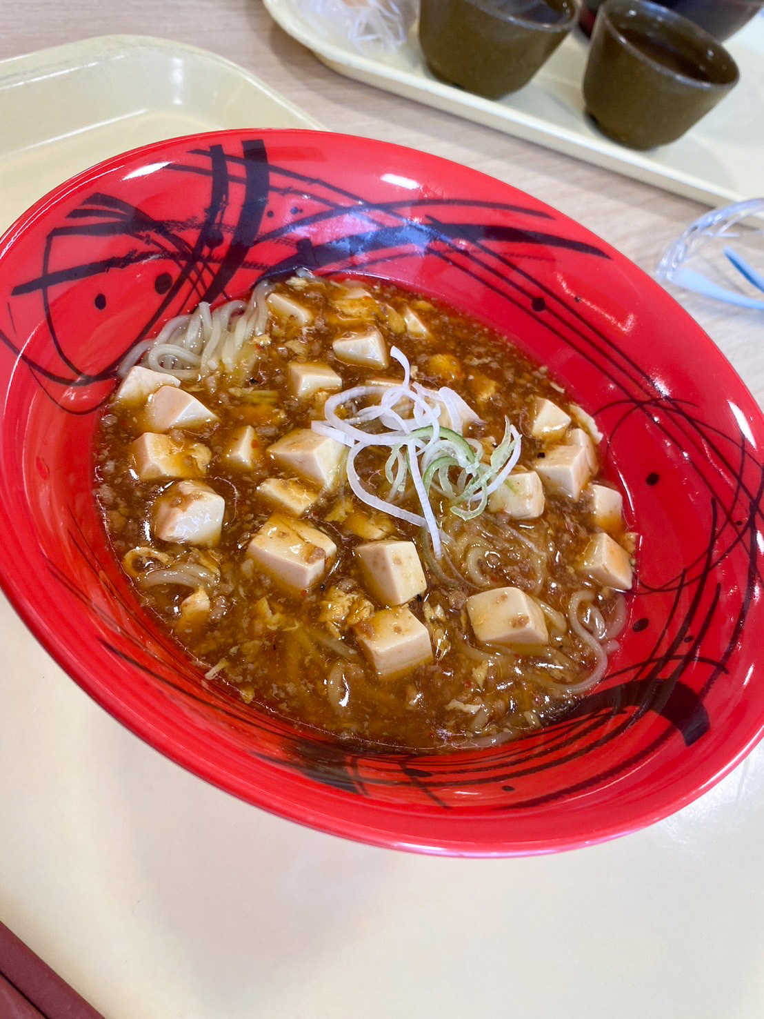 「本日の麺」500円(税込み)。食事と一緒の精算でコーヒーが半額になる特典も!