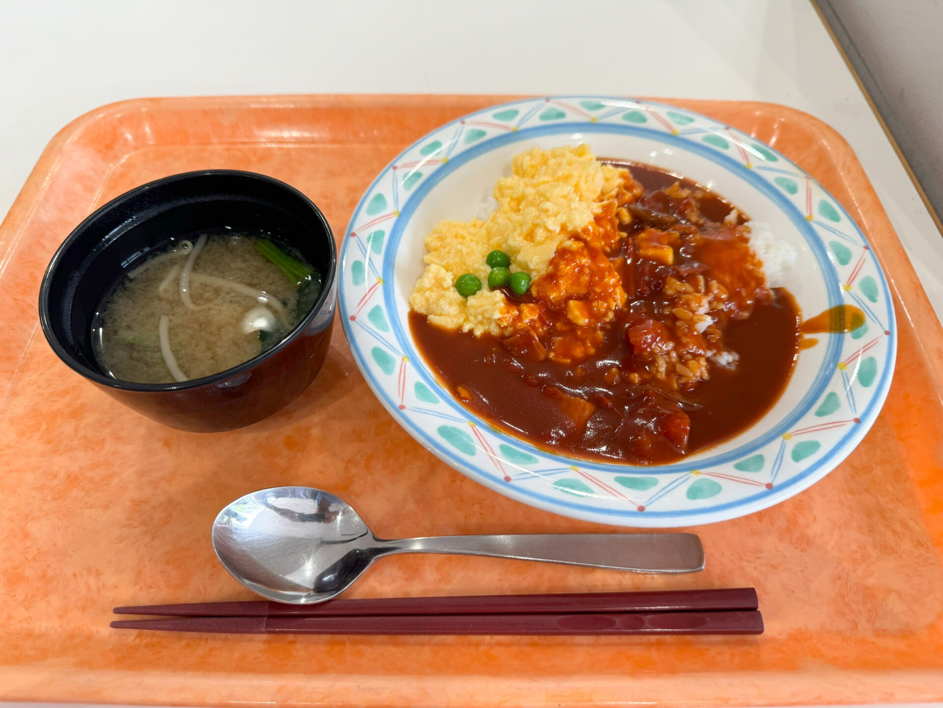 「オムハヤシ」(390円)セットでお味噌汁も付く