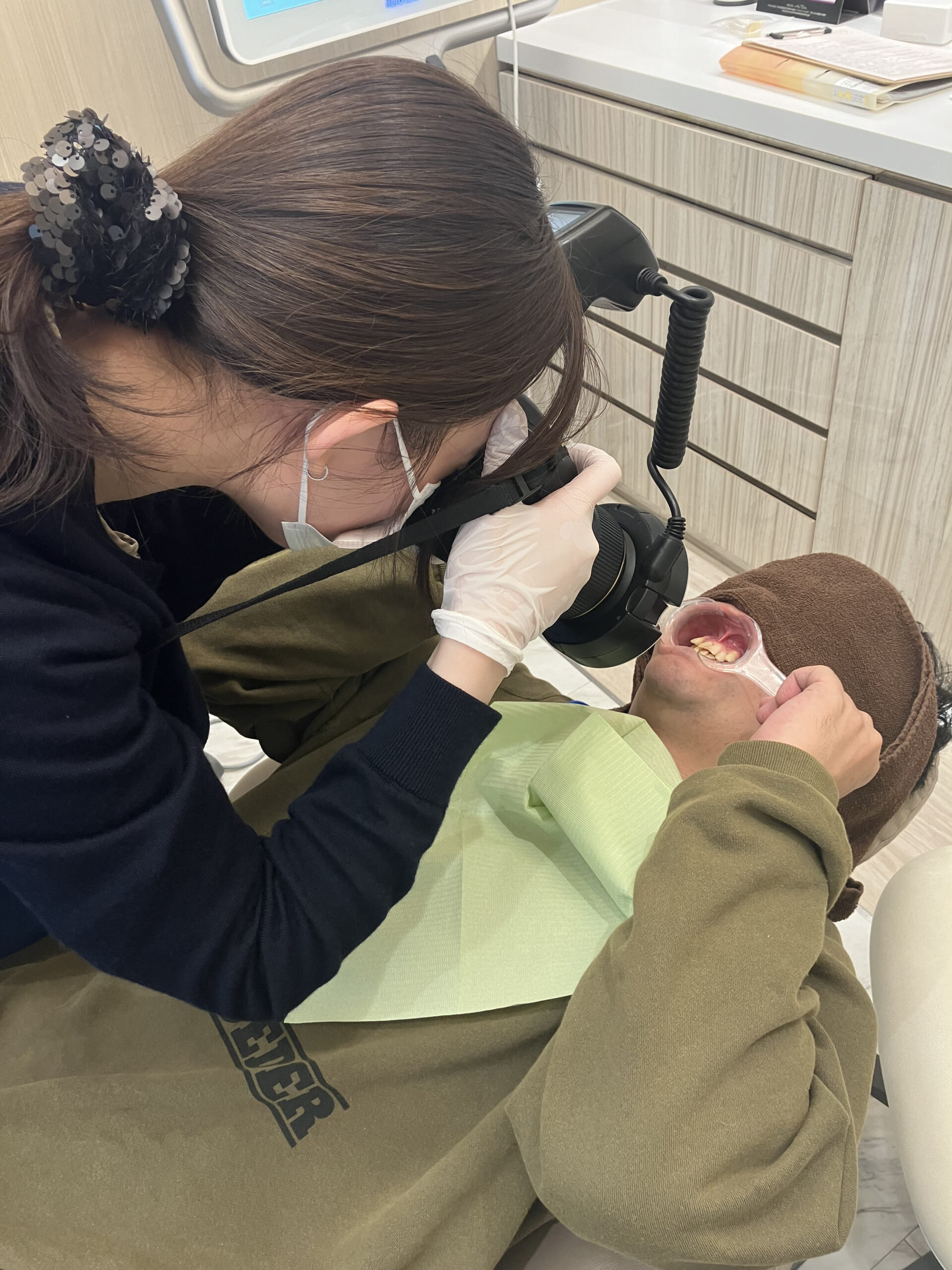 開口器を使って口を開く。思いきり開くので、ちょっと痛い
