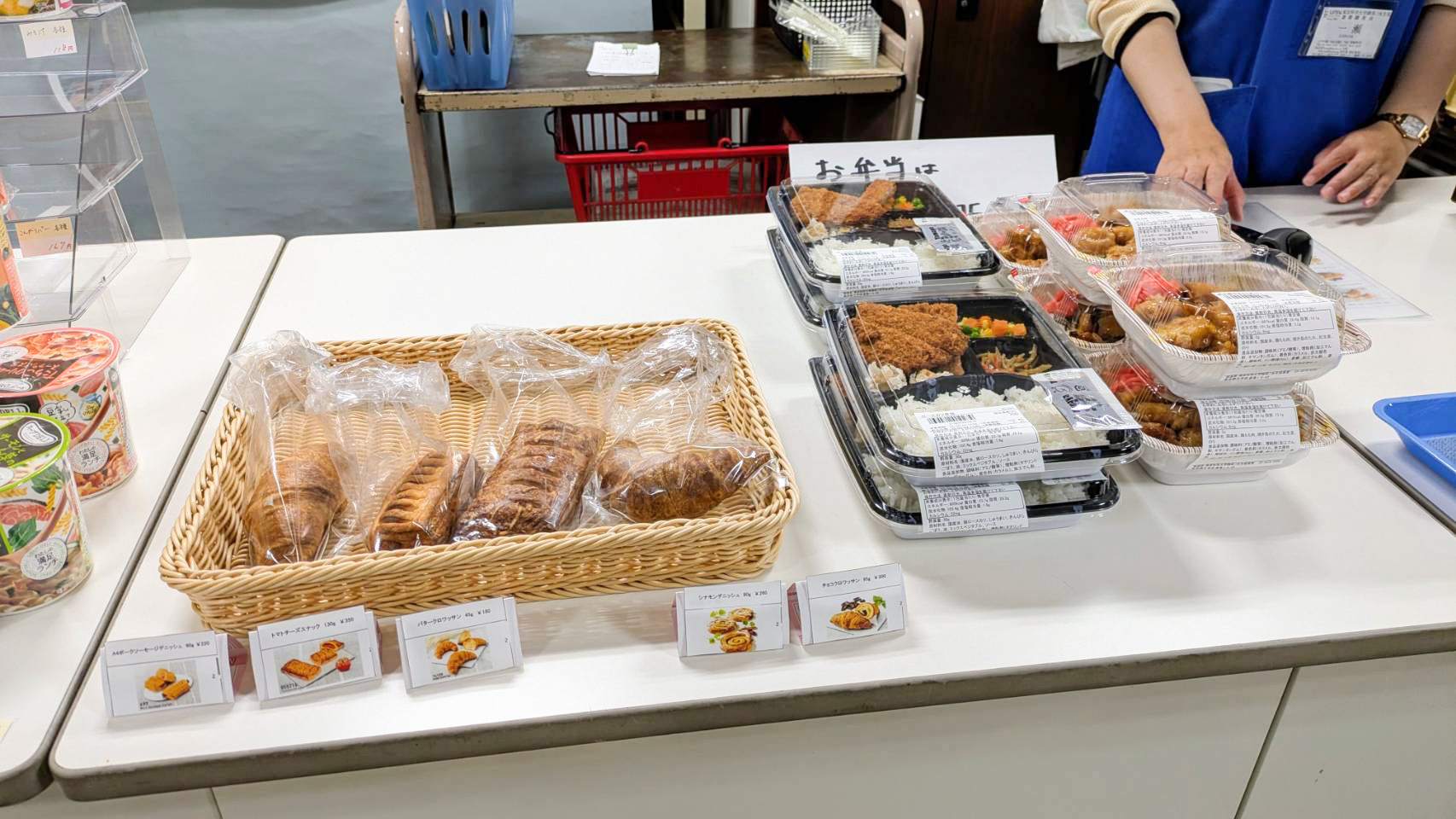 食堂ではお弁当や焼きたてのパンも売っている!