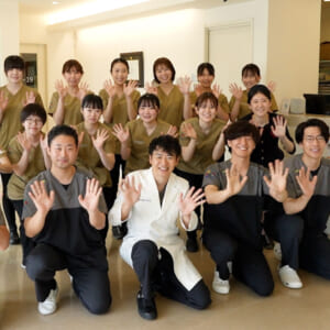 「ネイルやヘアカラー自由！ 教育・業務でも個性を尊重」医療法人社団 PLVS VLTRA徳倉歯科口腔外科・矯正歯科