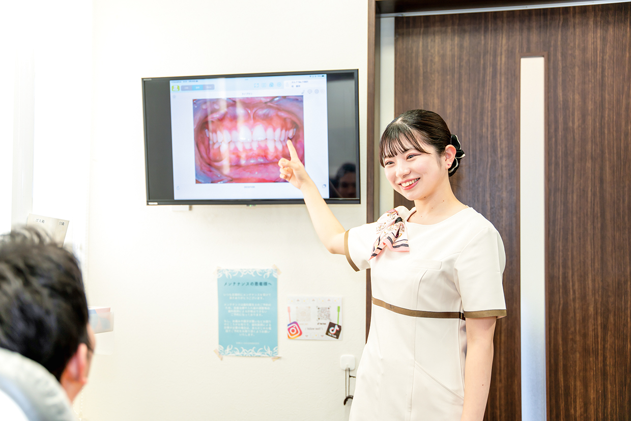 医療法人 尚志会 林歯科医院に勤務する栢 優奈 さん（三重県立公衆衛生学院卒）