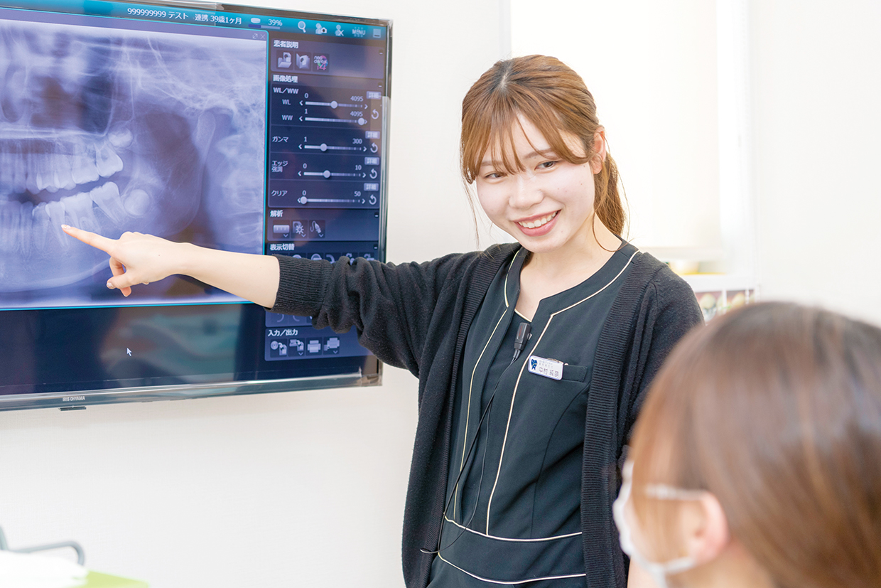 医療法人 みらいの一番星 星の森デンタルに勤務する中村 純萌 さん（愛知学院大学短期大学部卒）